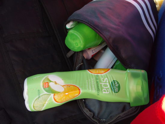 Die geschmolzene Shampooflasche nach einigen Stunden praller Sonne aufs dunkle Auto. HOT!