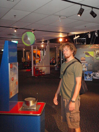 Das hat mir besonders gefallen 
Der Ball bleibt im Luftstrom gefangen. Mann kann den Luftstrom nach links und rechts bewegen, dabei scheint es als stehe der Ball in der Luft und bewegt sich wie von Geisterhand von links nach rechts. Bis zu geschaetzten 30 cm ueber die Kante des kleinen Tisches laesst sich der Ball bewegen ohne runter zu fallen.