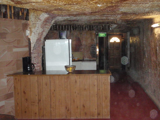 Eine nachgebaute Hoehle. An Hand der feinen kleinen Staubpickmente in der Luft kann man sich vorstellen wie oft man hier Staubwischen muss