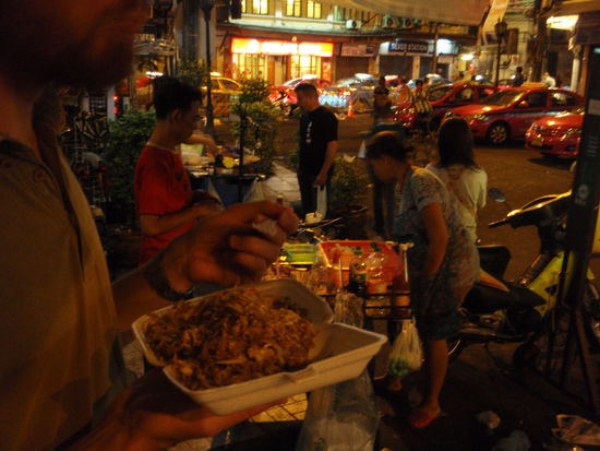 Kurz vor knapp: Die erste Nahrung in Thailand.