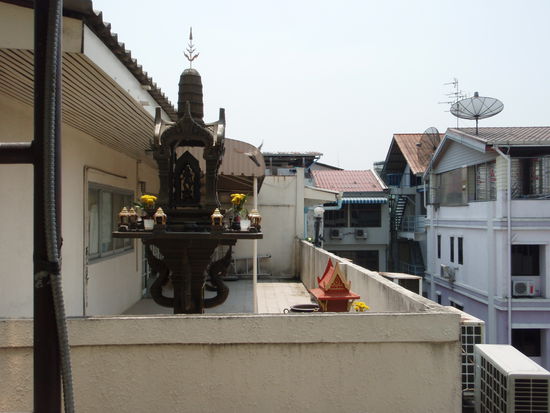 Kleine Schreine wie diese sind an wirklich jeder Ecke zu finden.
Hier: Der Balkon gegenüber unseres Zimmers.