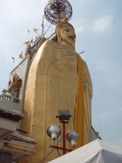 ein absolut riesiger Goldener Buddha