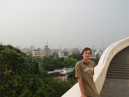 Die Sicht auf Bangkok und eine Skyline die sich 360° um den Berg zieht. Einfach nur eine riesen Stadt egal in welche Richtung man schaut. impressive
