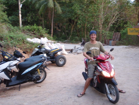 Tobi und der sportliche Roller. Ein gutes Team 