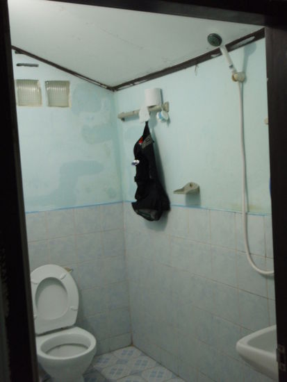 Unser Bad. Überall in unseren Unterkünften in Thailand war es so wie hier: Die Dusche genau neben der Toilette ohne Vorhang. So war es möglich Kacken, Zähne zu putzen und dabei zu Duschen 