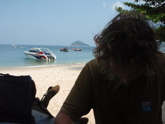 Ich beim Ausfüllen der Formulare. Was ein Bild im Hintergrund!