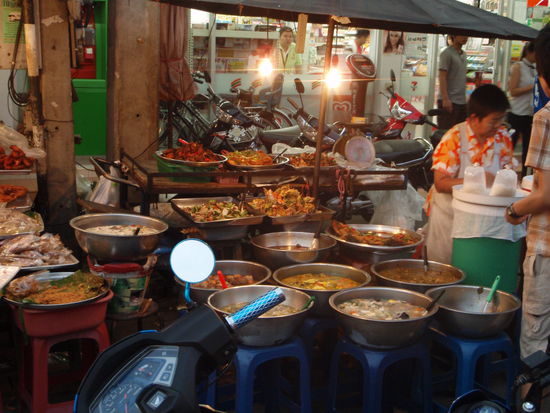 Erstaunlich reiches Angebot. In kleinen Kunststoffbeuteln holten sich hier viel Thais als Takeaway ihr Abendessen.