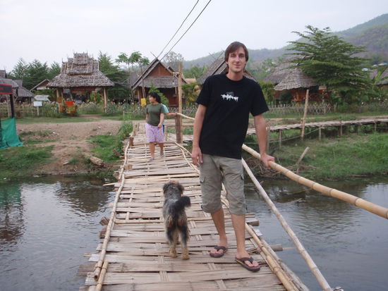 Ich vor unserer Hüttensiedlung