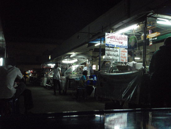 An einer dunklen Seitenstraße nahmen wir unser Abendessen ein. Gerade noch rechtzeitig bevor über uns ein Gewitter herein brach.