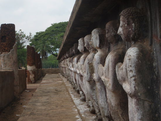 Verzierung unter einem Altar, ca 60cm hoch die Figuren