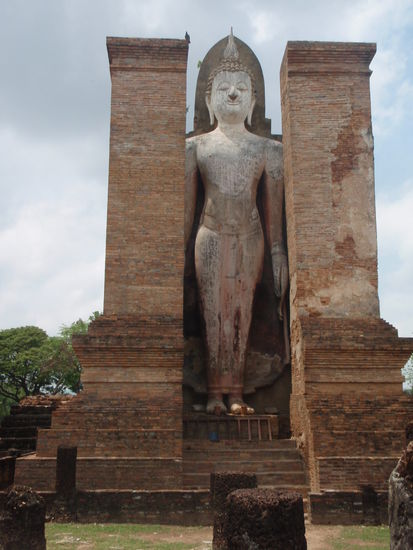 Riesiger Buddha der von Mauern geschützt nur schwer zu fotografieren ist.