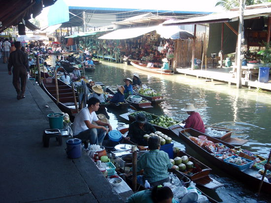 Die Kokusnüsse waren bei vielen eine willkommene Erfrischung bei den schwül warmen Begebenheiten.