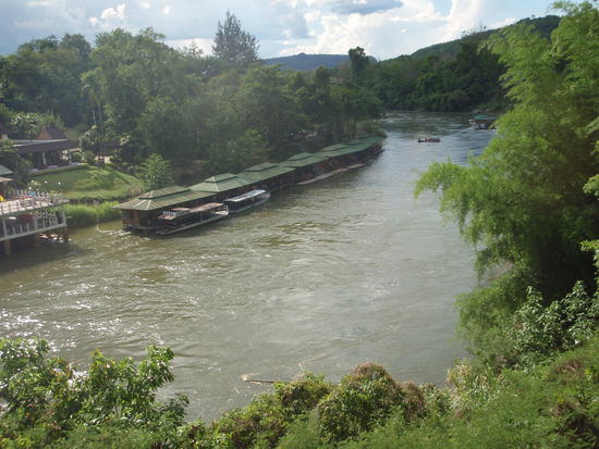 die Bahnstrecke führte teilweise parallel zum Fluss Kwai