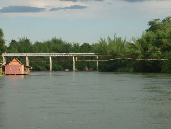 Die Hängebrücke und ein weiteres Hausboot.