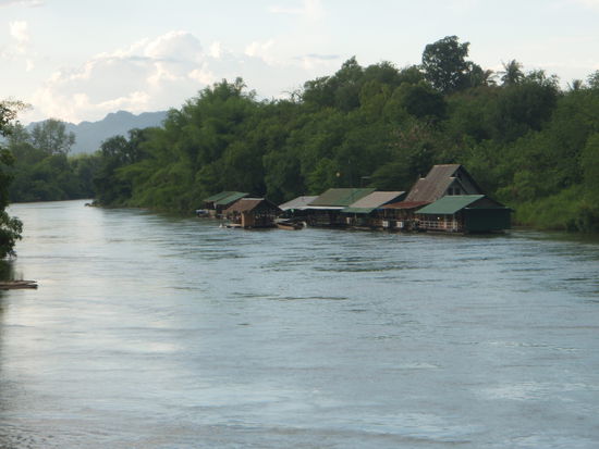 Unser Hauboot von der Brücke aus am River Kwai
