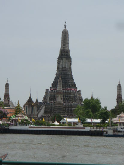 Wat Arun " Tempel der Morgenröte" ist ein buddhistischer Tempel am westlichen Ufer des Chao Phraya-Flusses.