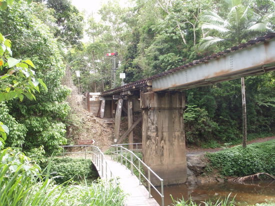 Ueber die Bruecke fuehren die Bahnschienen denen wir folgen mussten um zum Wasserfall zu gelangen