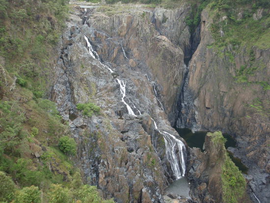 Der Blick auf die Barron Falls vom Aussichtsplato. Hier begann unser Abstieg in den Canyon.