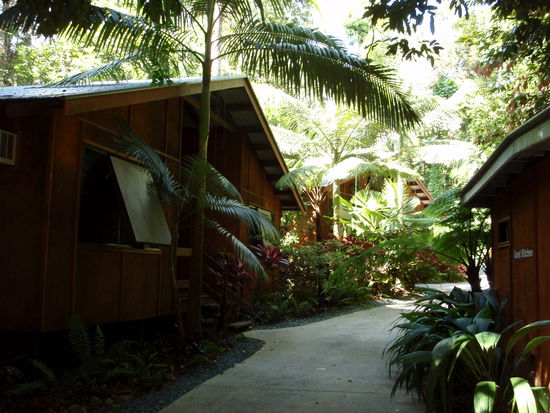 Unsere Huette welche mitten im Gruenen liegt und hoechstens 100m vom Stand entfernt ist