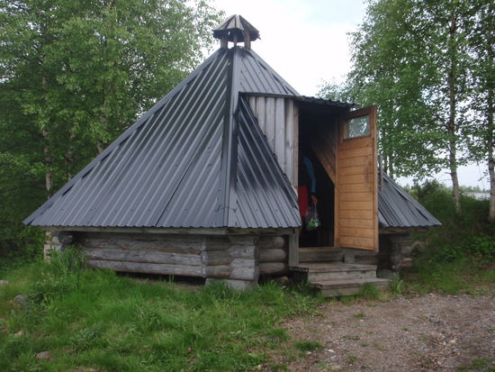 Unsere erste Kurte. Standartmäßig mit Holz und Feuerstelle ausgerüstet.