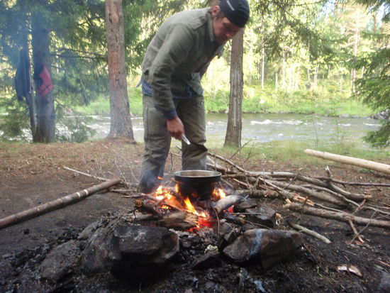 die Abendliche kochzeremonie,diesesmal auf Steinen
