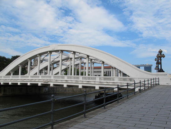 An der Elgin Bridge gings dann vorbei zu den typischen kleinen Häuschen am Boat Quay