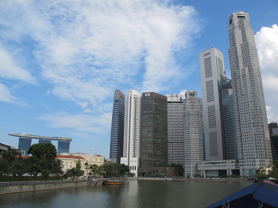 Doch zuerst ein Teil der Skyline mit einem der neuesten Gebäude links im Hintergrund, dem Komplex in Marina Sands Bay