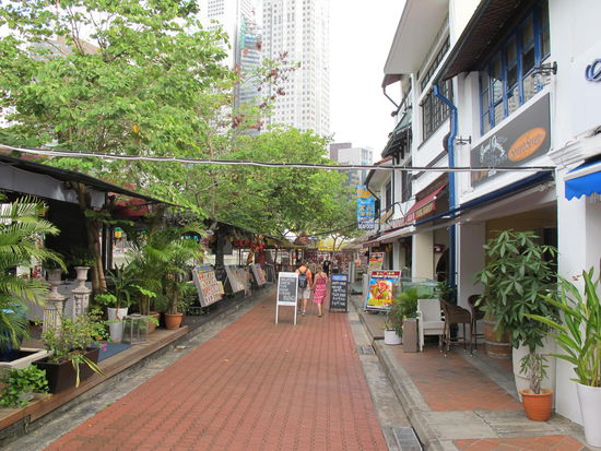 Hier sind rechts die kleinen Häuschen zu sehen und links, deren Tische direkt am Flußufer