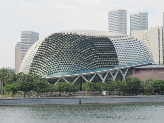 Das is die Halle, die wie eine Durian, die Stinkefrucht aussieht, ihr erinnert euch, die war im Hotel in KL verboten
