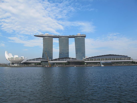 Diese Sicht hat der Merlion ungefähr, auf den neuen Marina Sands Bay Komplex