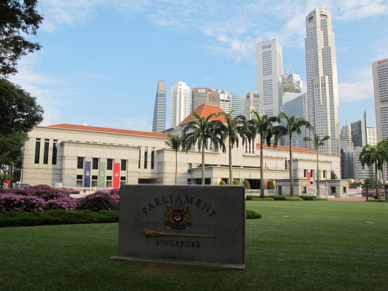 Auch das Parlament liegt so gut wie am Boat Quay