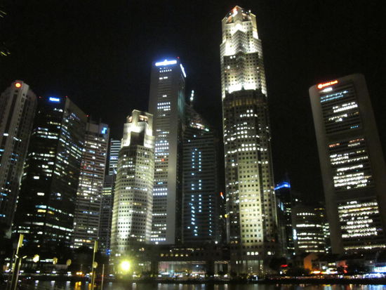 Nächtliche Skyline am Boat Quay