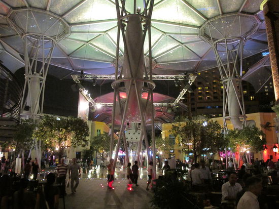Mitten in den Häusern des Clarke Quay