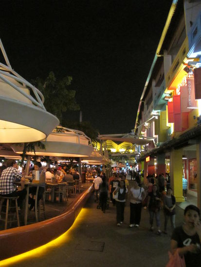 Clarke Quay (links sitz man bis zum Flußufer)