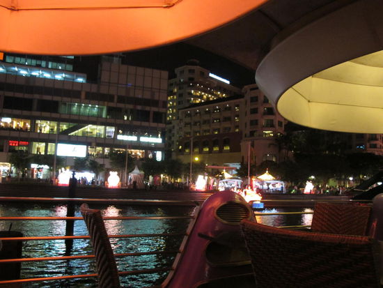 Von meinem Tisch konnt ich sogar mein Hotel sehn, mit der hellen nicht lesbaren Schrift am Dach