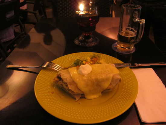 Lecker Chicken-Burrito und Tigerbier