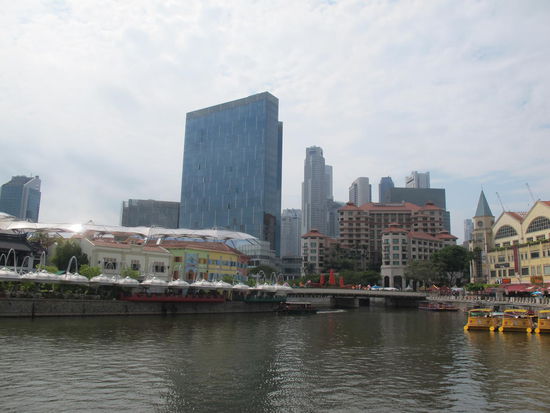 Mein Hotel am Clarke Quay (hinter der Brücke)