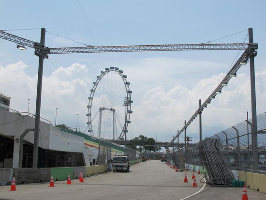 Auf der F1 Strecke, links die Tribüne, im Hintergrund der Singapur Flyer (Riesenrad)