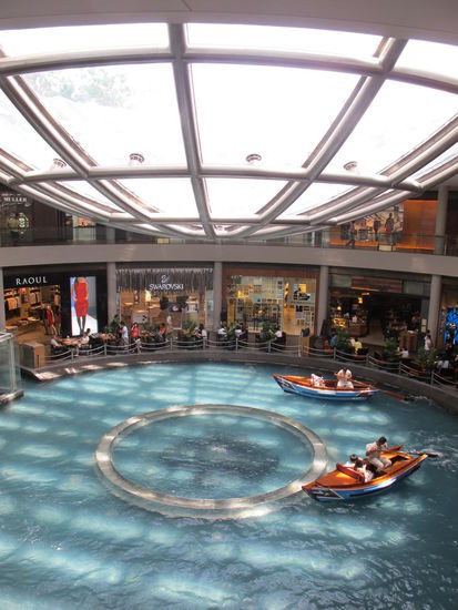 Naja richtige Gondeln sinds net, aus dieser Halbkugel fließt angeblich Regenwasser rein, stand zumindest außen an der Halbkugel.