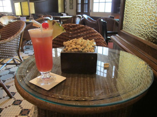 Der Singapur Sling, die Minierdnüsse standen auf jedem Tisch, die Schalen hat man einfach auf den Boden geworfen, darum knirschte es auch so beim Laufen in der Bar 