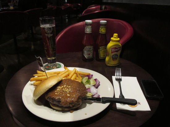 Mein Burger auf Singapurart, mit einer Erdnußsauße und Zwiebeln und Gurken dazu (war vom Geschmack wie die Sticks in KL)