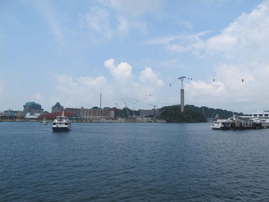 Blick auf einen Teil von Sentosa mit der Seilbahn
