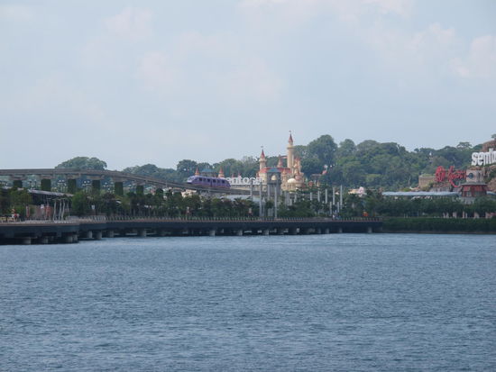 Sentosa mit links dem Boardwalk und Monorail auf die Insel