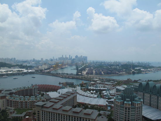 Ganz hinten is die Skyline zu erkennen, außerdem rechts der Hafen, einer der größten der Welt