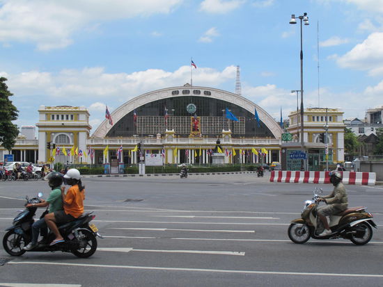 Auf meinem Weg nach der Ubahnendhaltestelle hab ich den Bahnhof von Bangkok gesehen