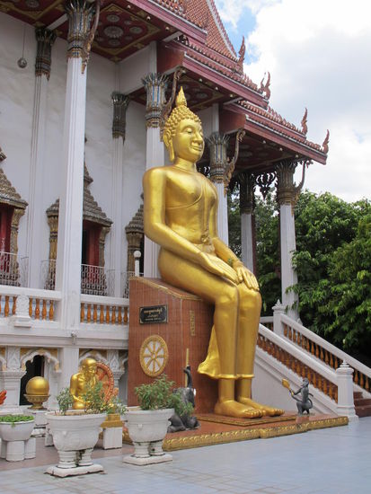 Dies war dann auf meiner 1. Station mit dem Fahrer, das Wat Sikram (Wats sind übrigens Tempelkloster)