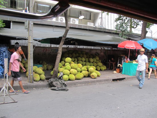 Viele Durians auf dem Weg zur Fabrik (während der Fahrt)