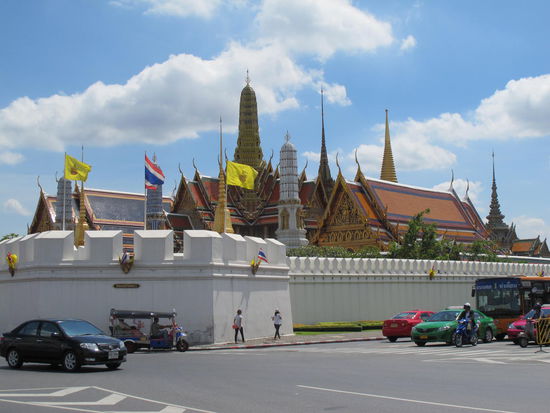 Das Wat Phra Kaew (den Palast sieht man glaub ich von außen fast net, der liegt weiter hinter der Mauer)