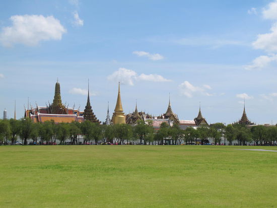 Nochmal von weitem, von der Mitte des Sanam Luang (ein Park neben dem Palast)