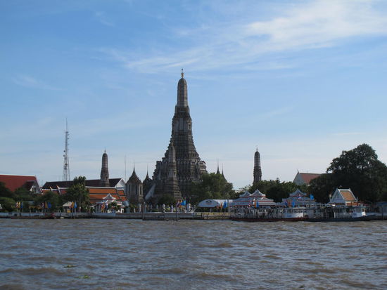 Das Wat Arun, noch von der anderen Flußseite